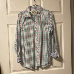 Brand new with tags Women’s Vineyard Vine Button Down size 10